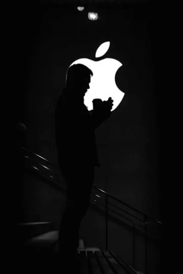 Apple-Logo auf dunklem Hintergrund – künstlerischer Druck. 