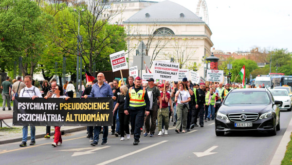 1715099943663a59278ea741715099943663a59278ea75 Scientologys Standpunkt für Menschenrechte: Ein Blick auf den Budapester Anti-Psychiatrie-Protest