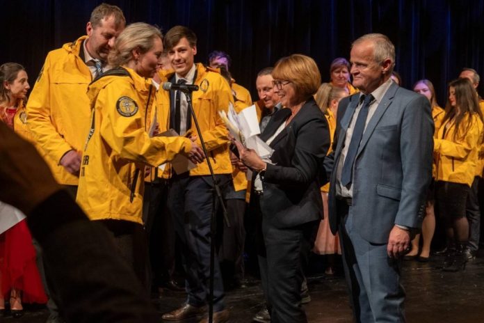 Tschechischer Scientology-Preis 2025 01 09 231844 005 Ď Der Preis wird an die „Gelben Engel“ der tschechischen Scientology für ihre ehrenamtliche Arbeit verliehen, die in Jeseníky Leben gerettet hat