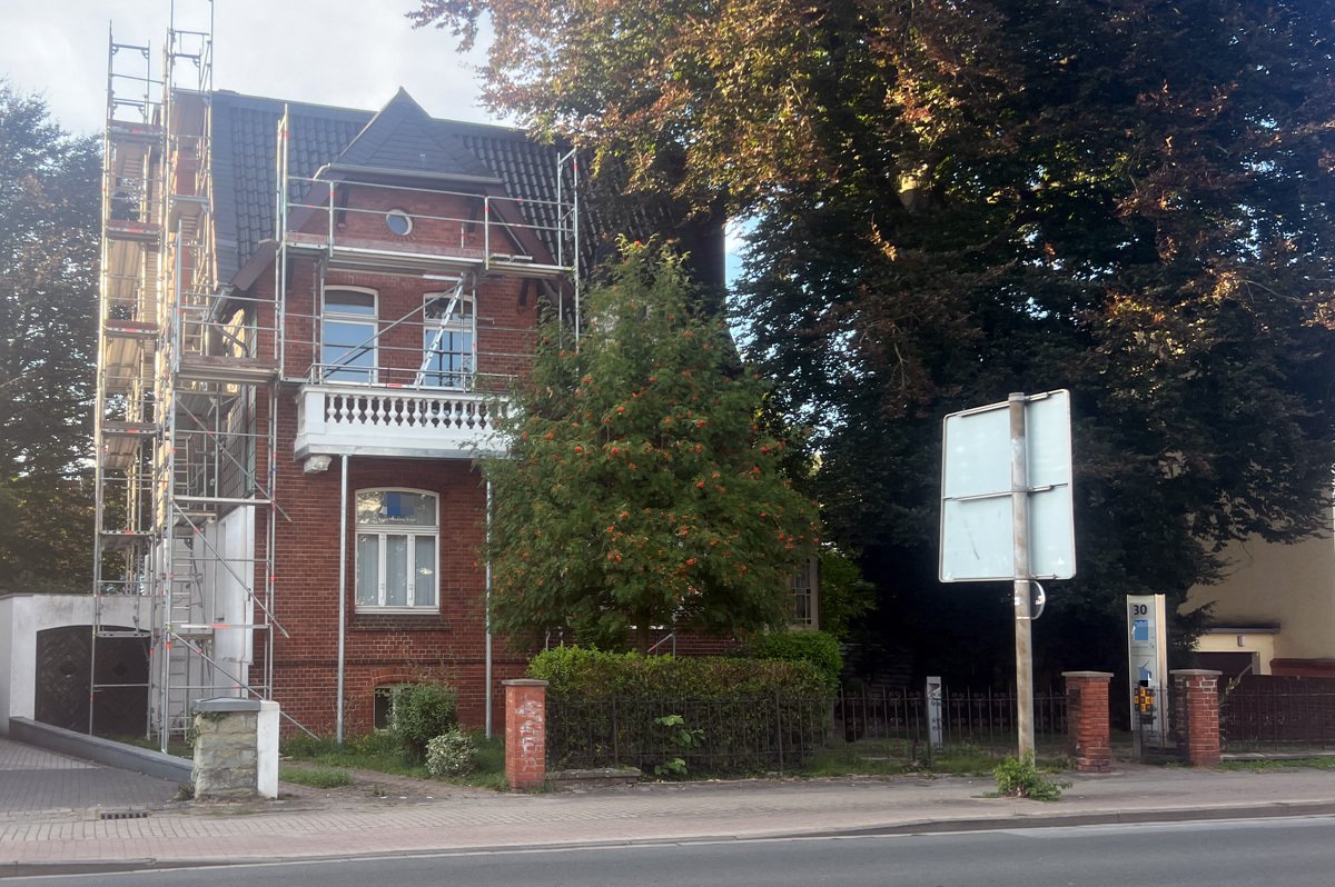 Haus auf gegenüberliegender Straßenseite