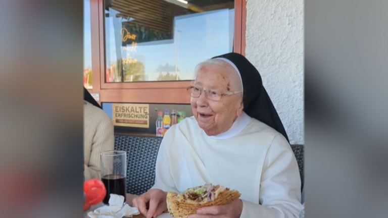 "Wir müssen den Spagat in Social Media wagen" / Benediktiner hält Video mit Döner essenden Schwestern für große Chance