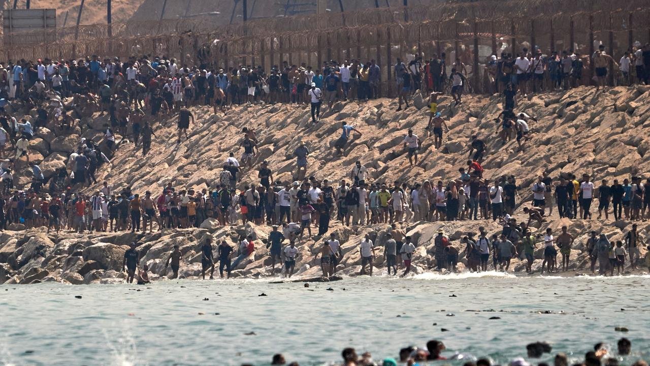 Ankunft zahlreicher Migranten: Spanien entsendet Soldaten in Exklave Ceuta