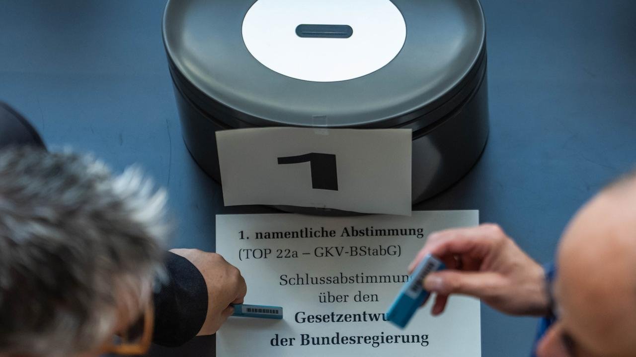 Bundestag stimmt für Krankenkassen-Sparpaket Bundestag stimmt für Krankenkassen-Sparpaket