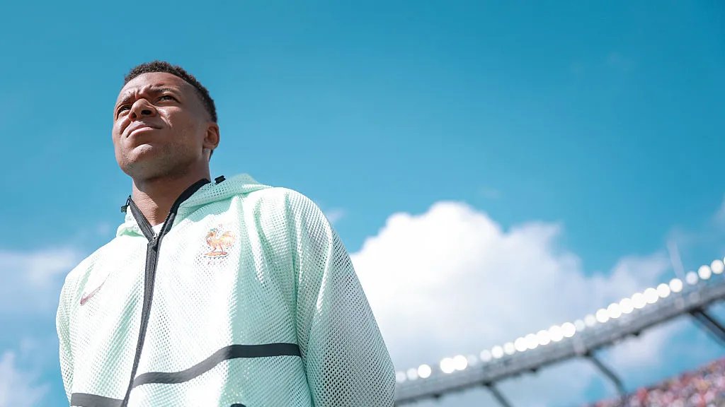 Die Siegerjacke von Kylian Mbappé zieht auch abseits des Spielfelds alle Blicke auf sich