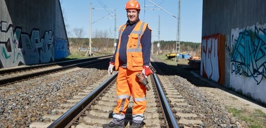 Gleisbauer: Dieser Mann verhindert, dass Züge entgleisen Gleisbauer: Dieser Mann verhindert, dass Züge entgleisen