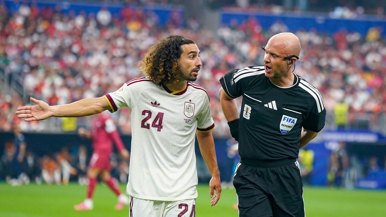 Handspiel von Cucurella: Englischer Schiedsrichter Taylor beendet Karriere