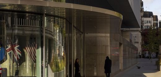 London: Ex-Manager erhält Millionen-Entschädigung für Stigmatisierung nach Elternzeit London: Ex-Manager erhält Millionen-Entschädigung für Stigmatisierung nach Elternzeit