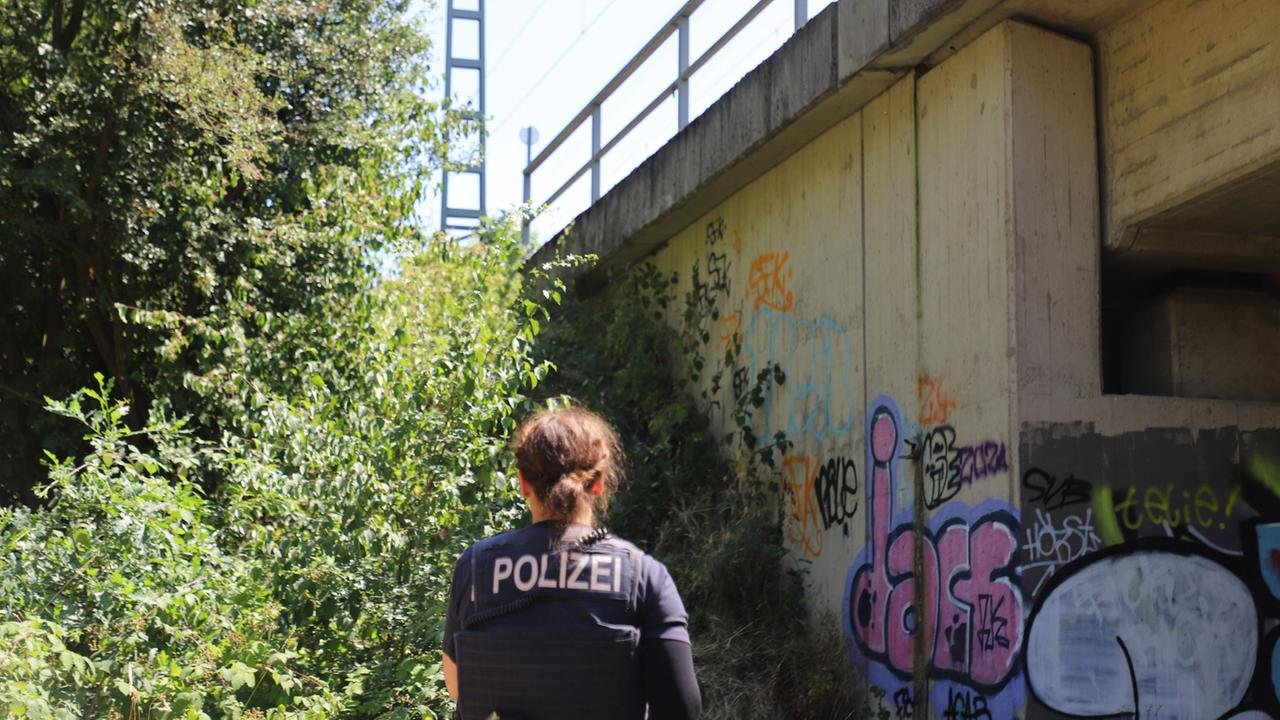 Nach Feuer: Bahnstrecke zwischen Düsseldorf und Köln gesperrt