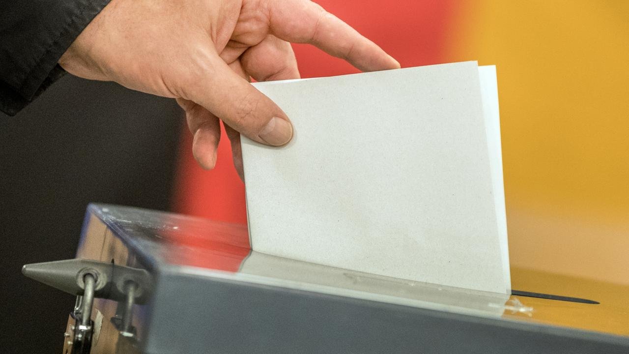 Volksparteien im Osten: Die Geschichte einer Entfremdung?