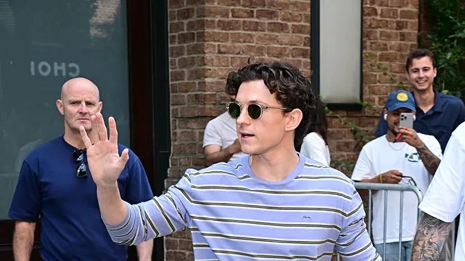 Weshalb Tom Holland die perfekte Jeans für den Herbst trägt