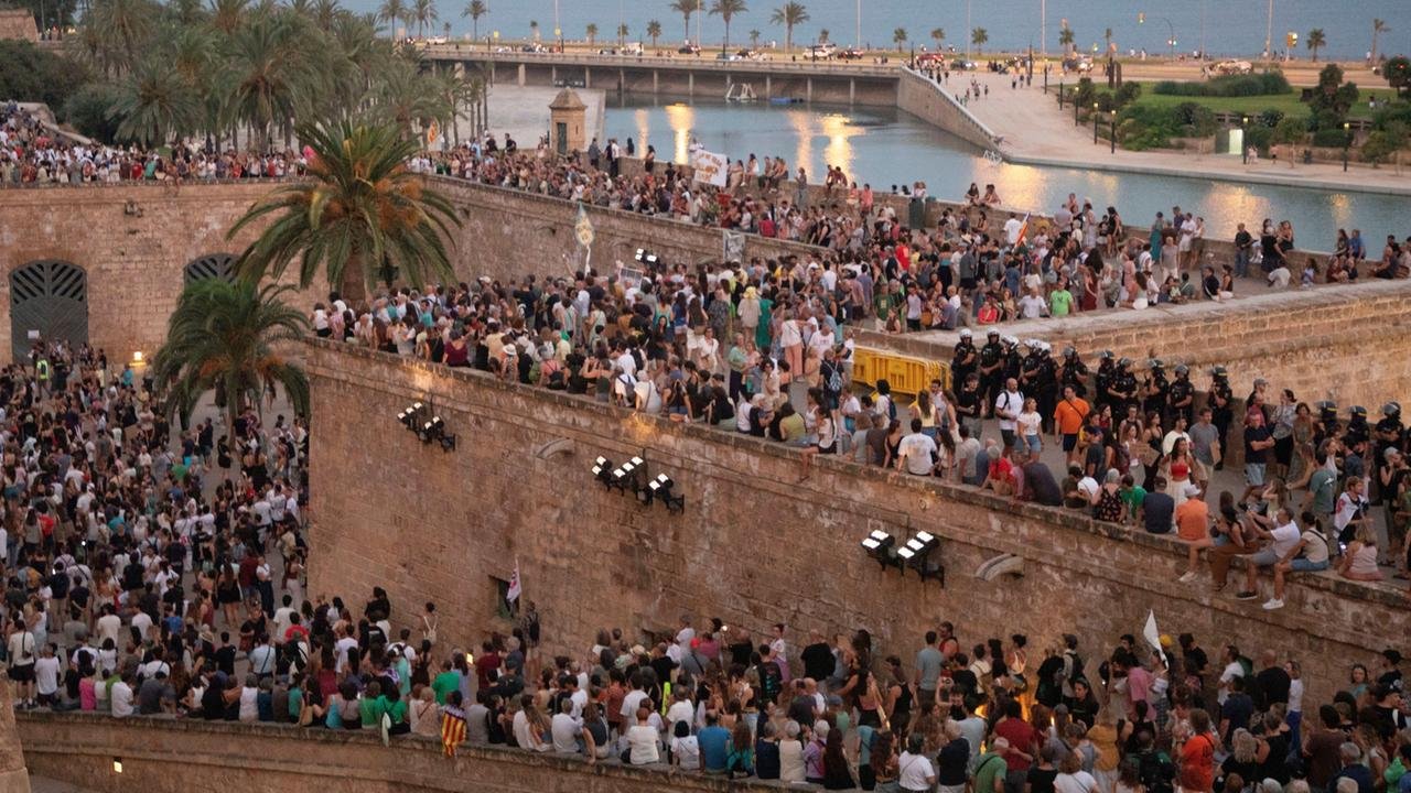 Zehntausende protestieren gegen Massentourismus auf Mallorca