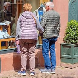 Ältere Paare vor einem Schaufenster.