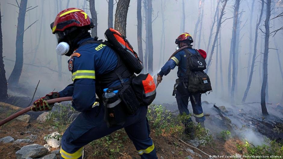 Griechische Feuerwehr kämpft gegen Waldbrand nahe Athen