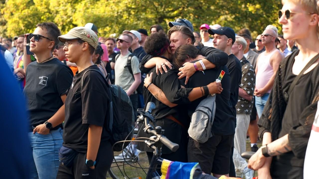 Mahnwache für die Opfer des CSD-Anschlags in Berlin Mahnwache für die Opfer des CSD-Anschlags in Berlin
