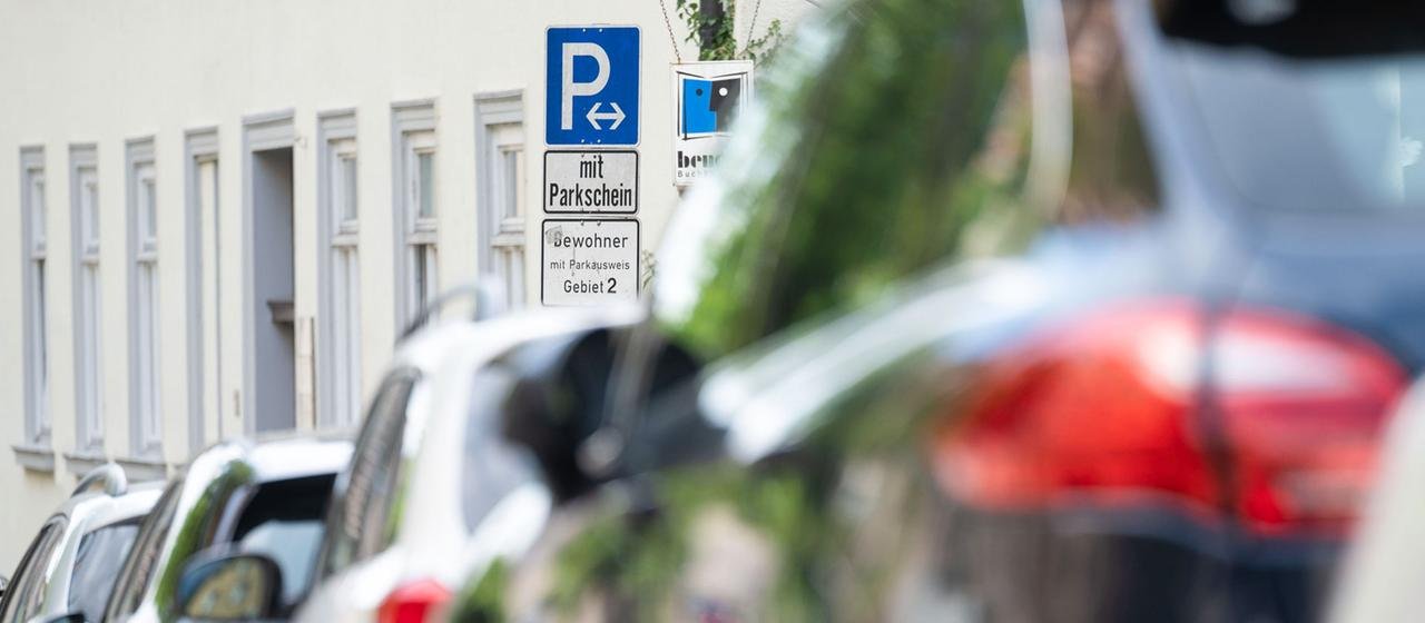 Ein Schild weist in der Innenstadt auf ein Parkgebiet für Bewohner hin. 