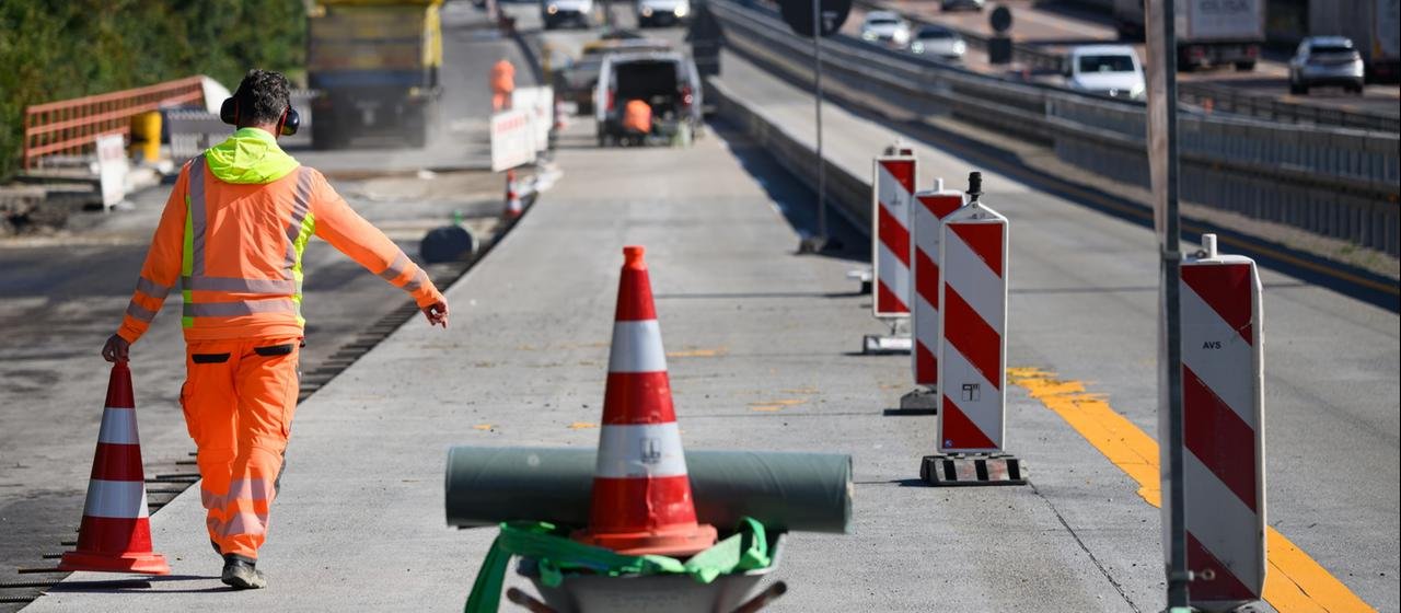 Straßenbauer arbeiten auf der Autobahn A4-Baustelle bei Wilsdruff.