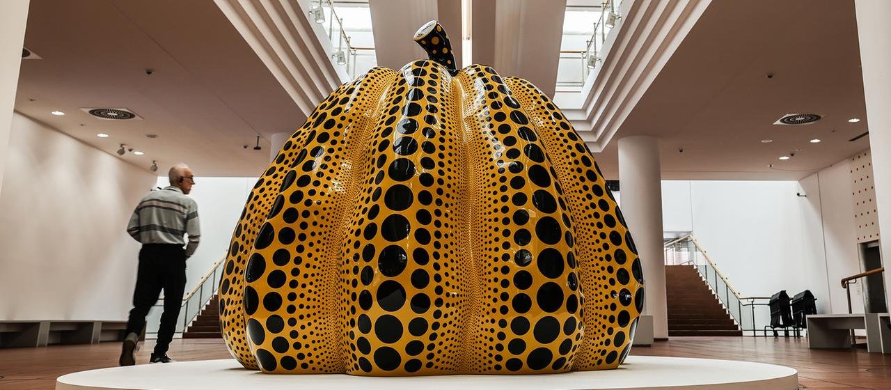 Ein Besucher geht an der Installation "Pumpkin" von Yayoi Kusama vorbei.