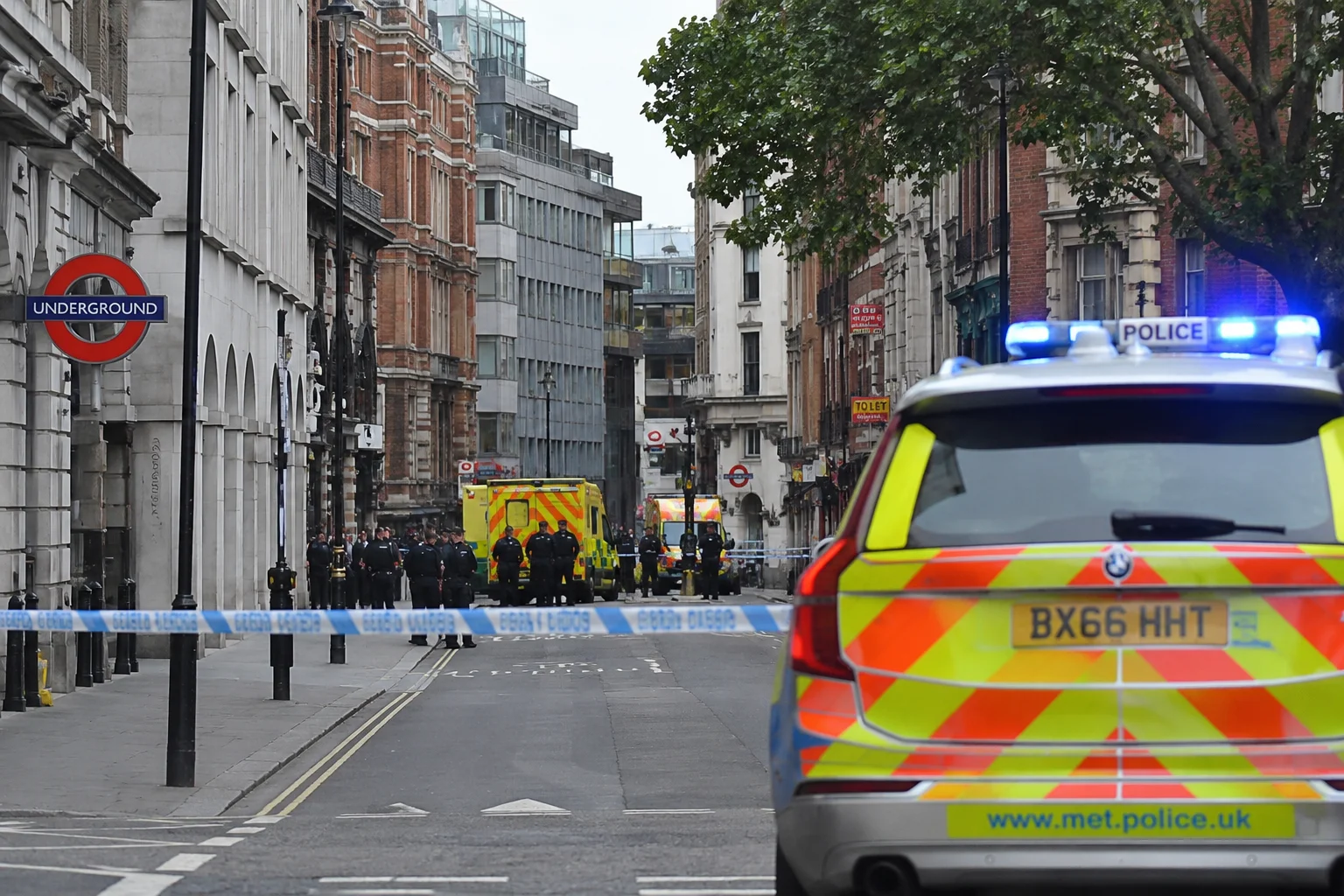 Vier Männer im Zentrum von London niedergestochen, eine Frau festgenommen