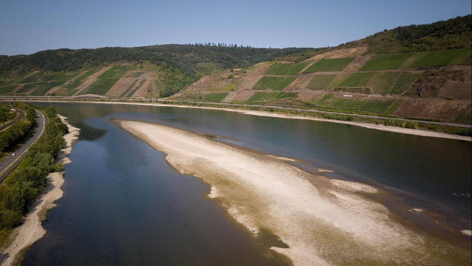 Sandbänke sind zu sehen am Rhein bei Osterspai (Archiv). | Thomas Frey/dpa