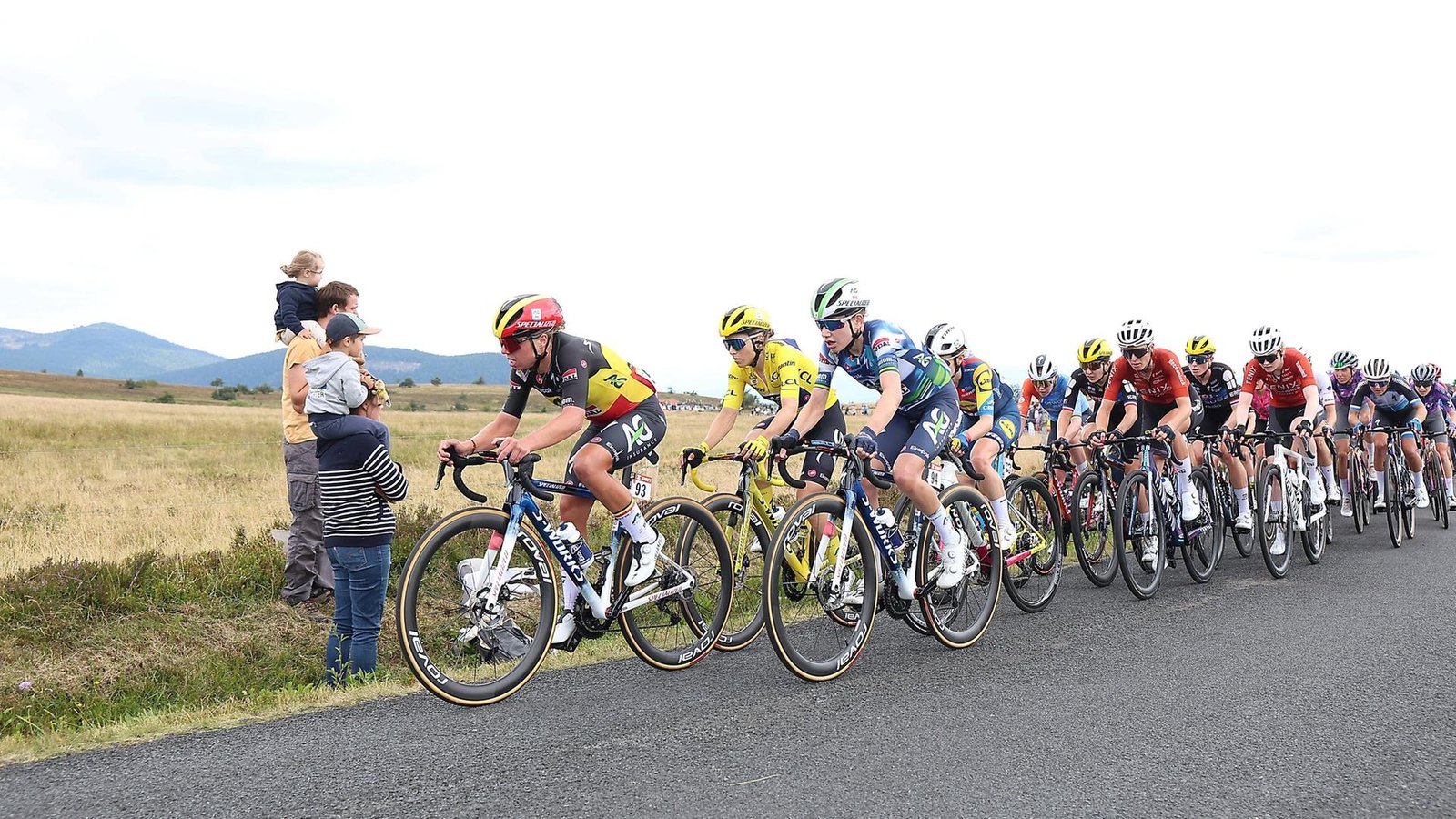 Das Teilnehmerfeld auf der 6. Etappe der Tour de France Femmes 2025 | IMAGO/MAXPPP